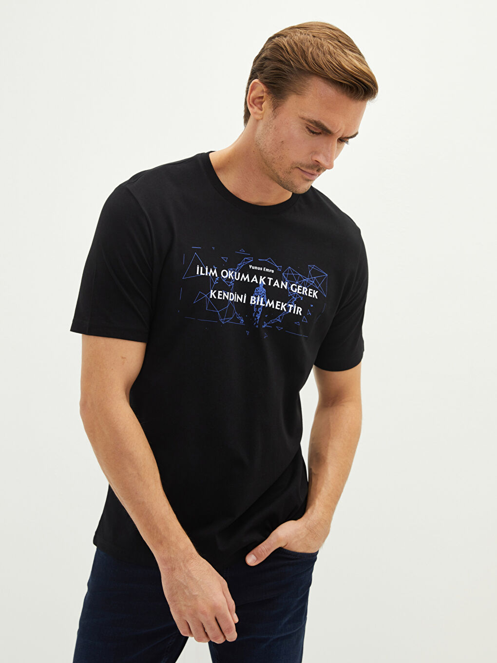 Siyah Bisiklet Yaka Kısa Kollu Yunus Emre Söz Baskılı Penye Erkek Tişört-1