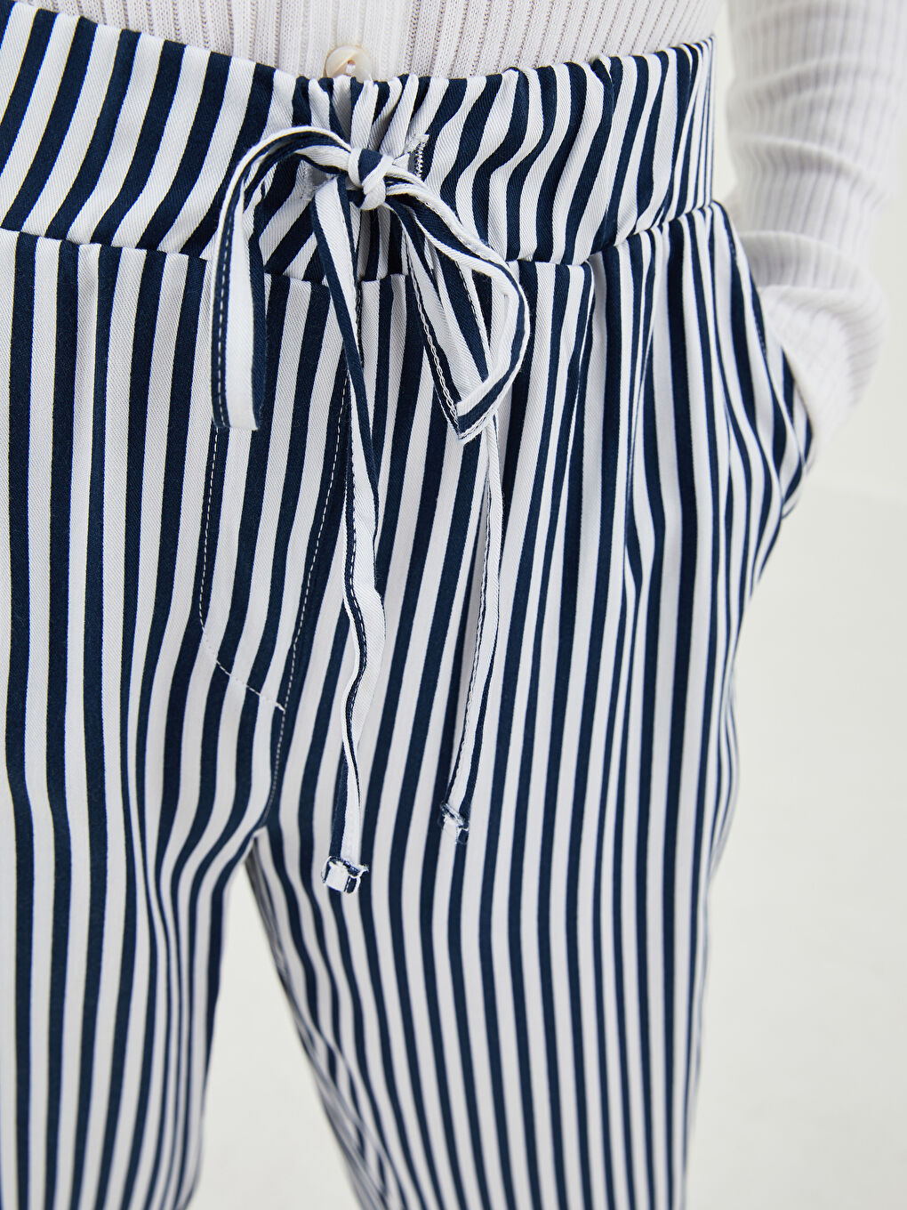Elastic Waist Striped Pocket Detailed Belmando Fabric Women's Capri -S1MM48Z8-LGS