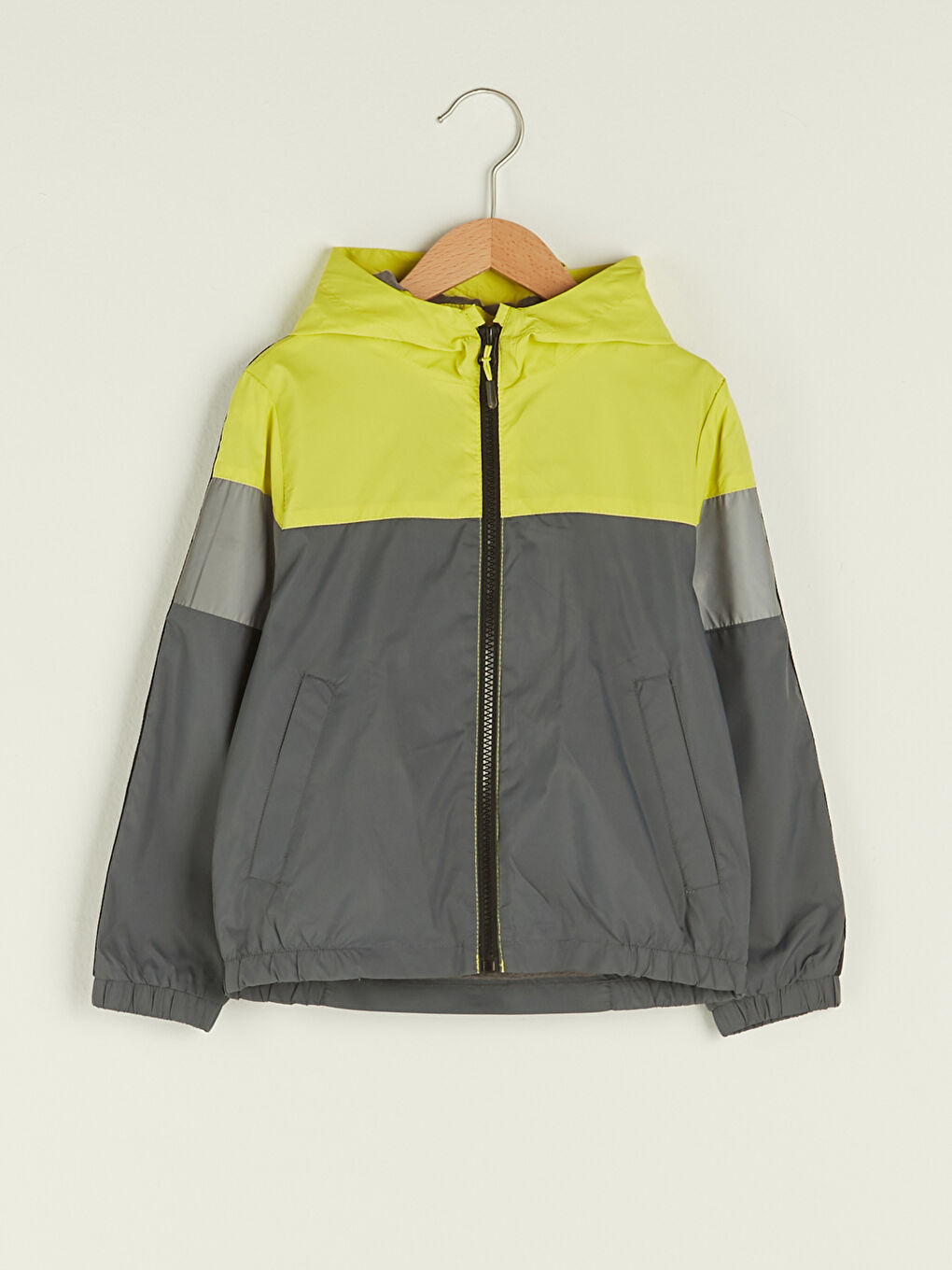 Тонкий дождевик для мальчика с капюшоном и отражающими деталями