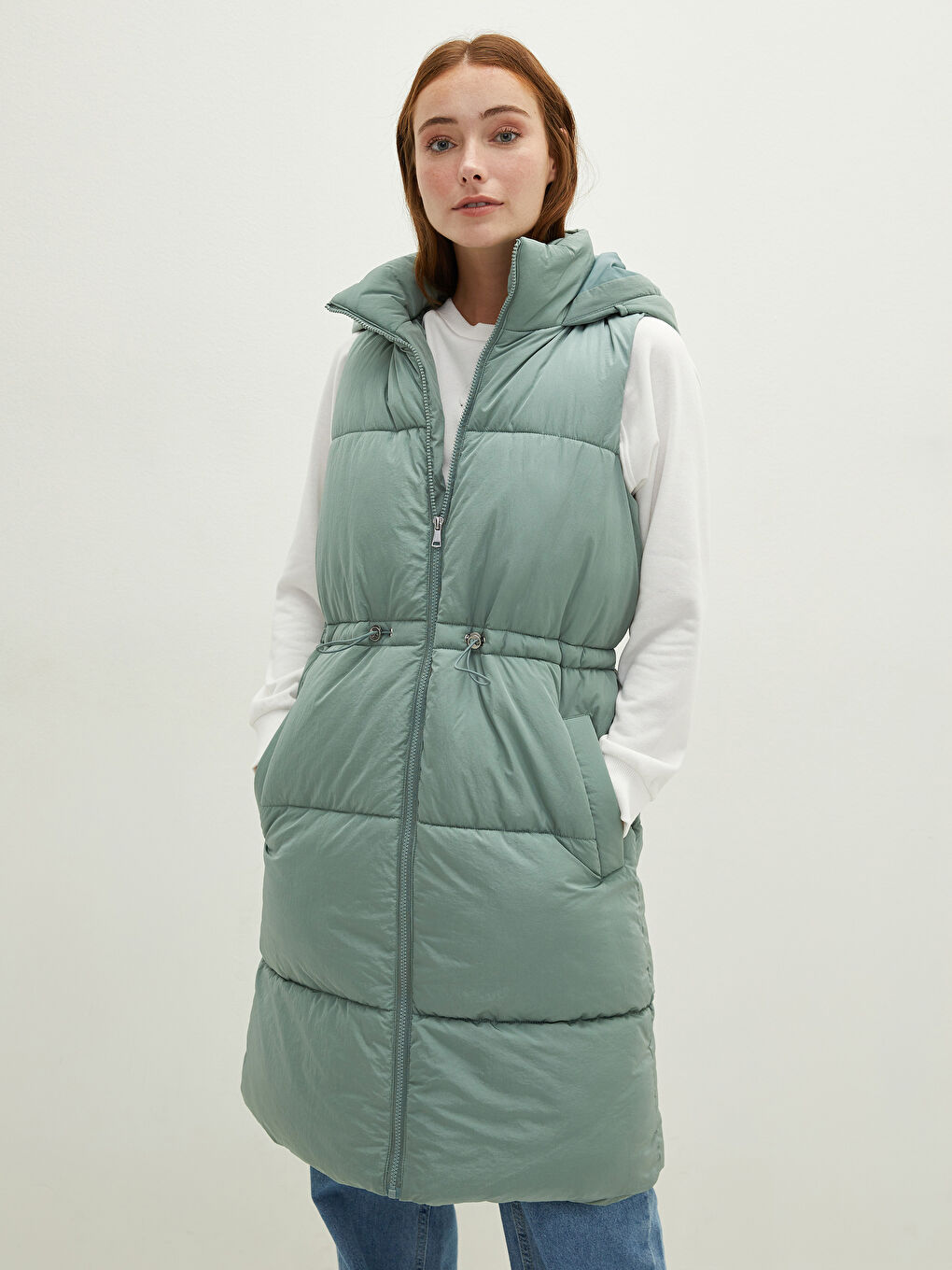 Дутый жилет с капюшоном, стандартный, без рукавов, с карманами для женщин