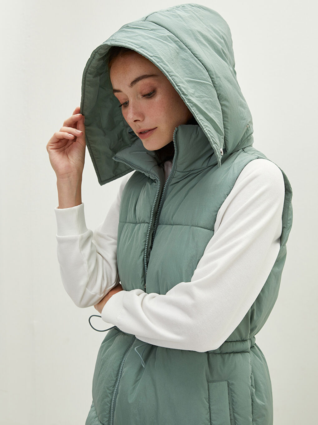 Дутый жилет с капюшоном, стандартный, без рукавов, с карманами для женщин-2