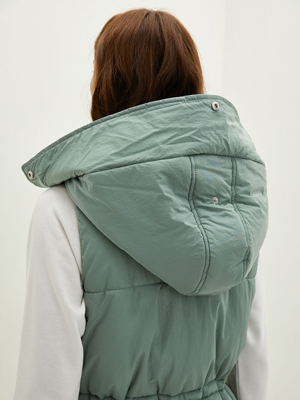 Дутый жилет с капюшоном, стандартный, без рукавов, с карманами для женщин-3