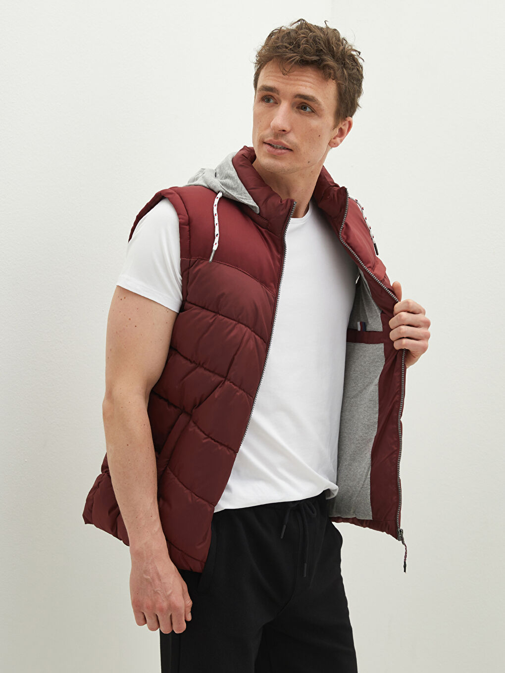 Жилет Мужской Дутый Слим С Капюшоном-2