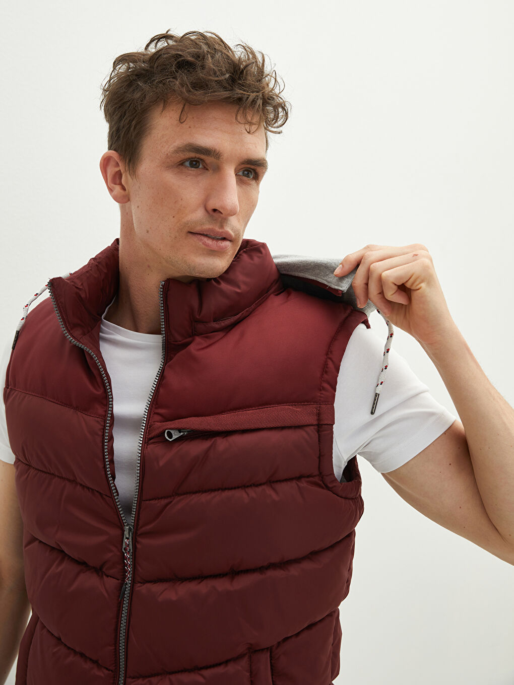 Жилет Мужской Дутый Слим С Капюшоном-4