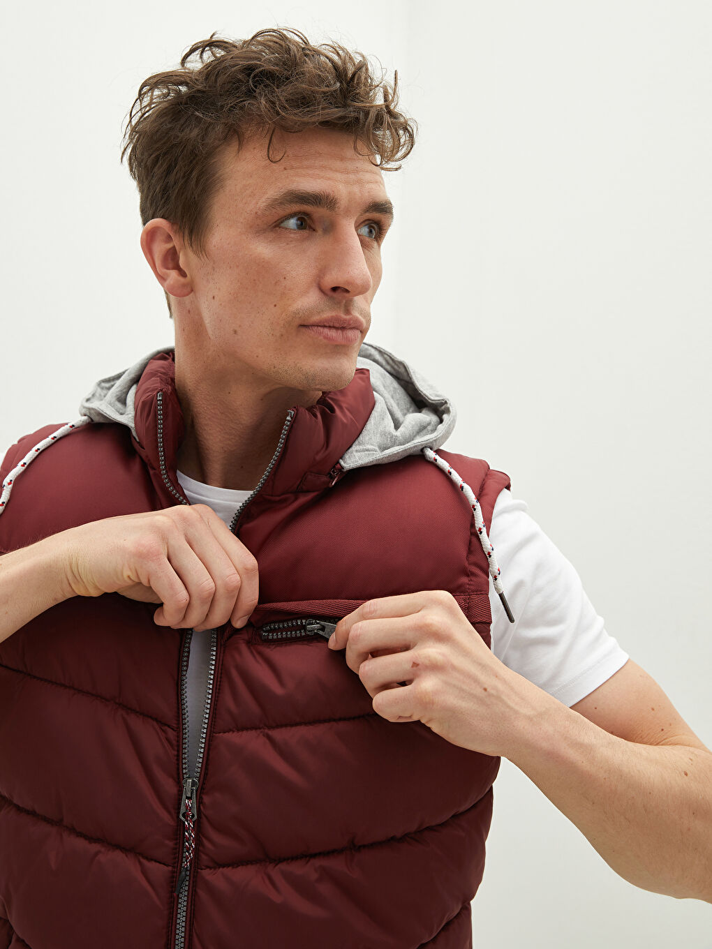 Жилет Мужской Дутый Слим С Капюшоном-5