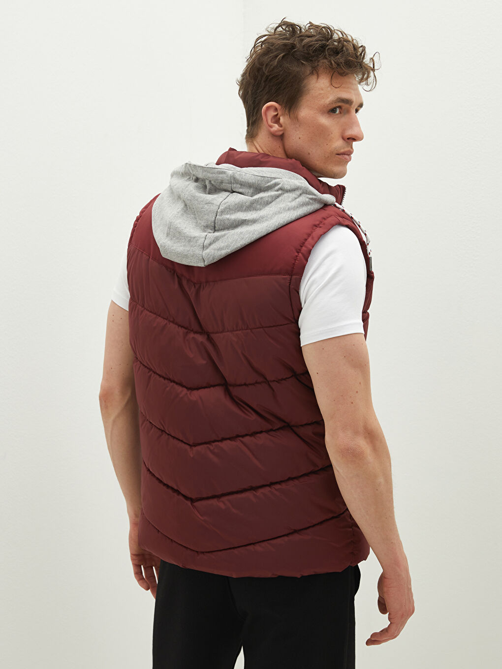 Жилет Мужской Дутый Слим С Капюшоном-7