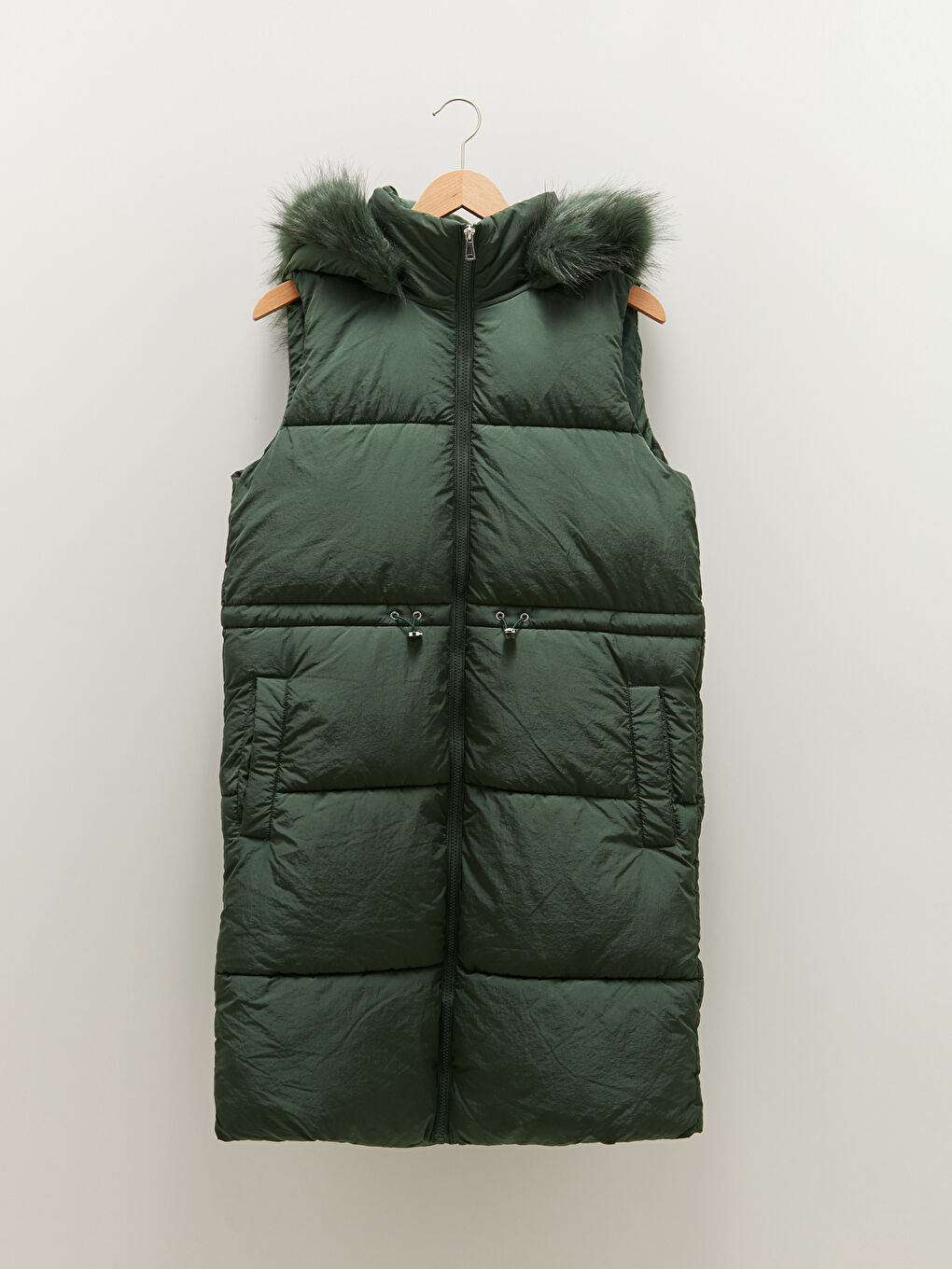 Әйелдерге арналған капюшонды жағалы стандартты пішім жеңсіз қалталы пуховик жилет-5