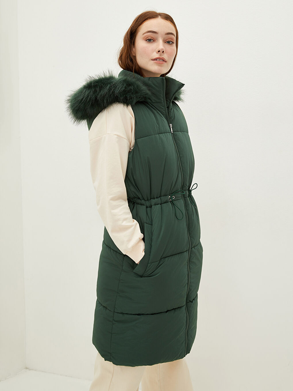 Әйелдерге арналған капюшонды жағалы стандартты пішім жеңсіз қалталы пуховик жилет-2