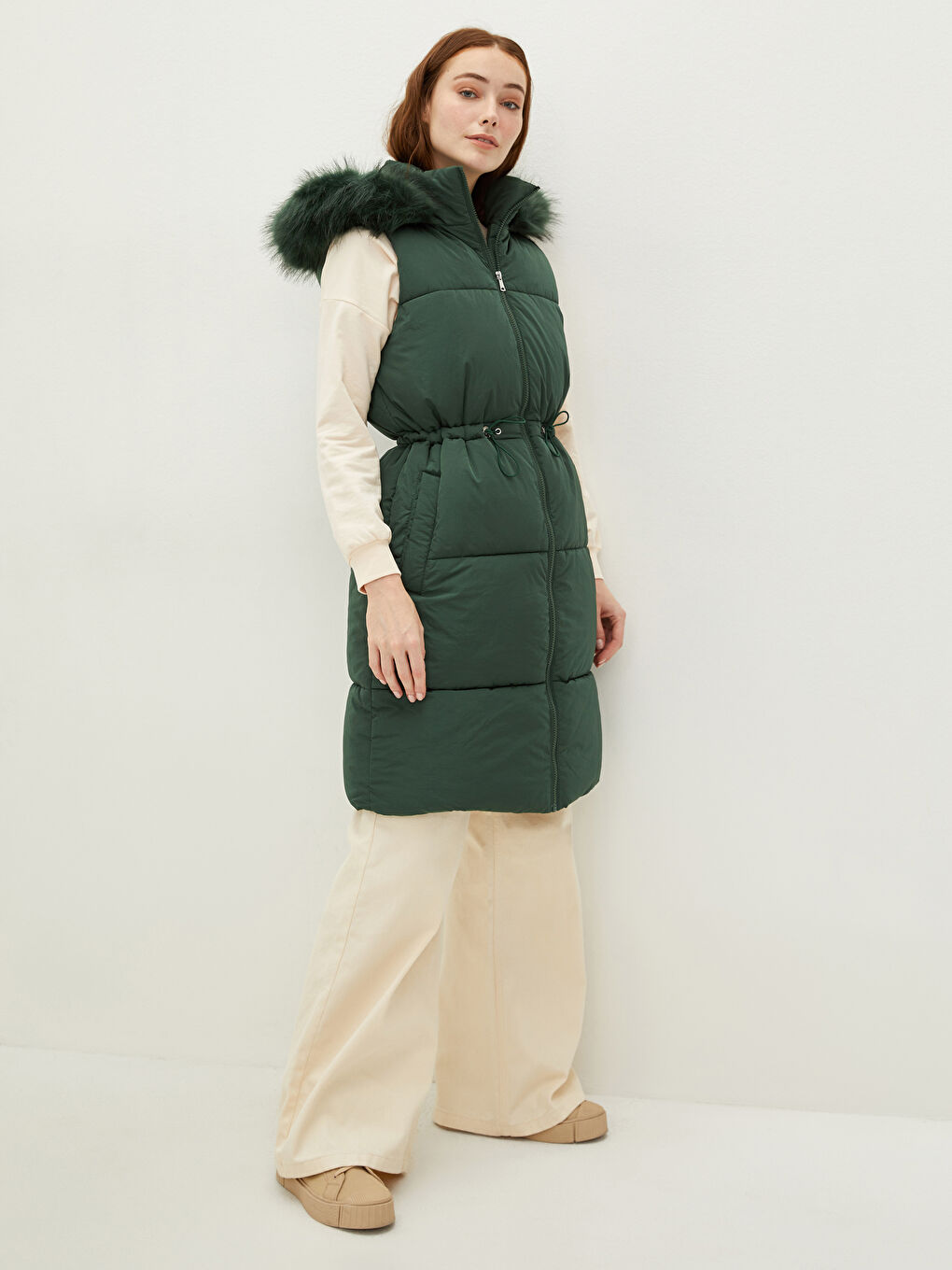 Әйелдерге арналған капюшонды жағалы стандартты пішім жеңсіз қалталы пуховик жилет-3