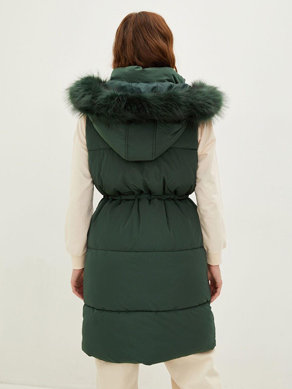 Әйелдерге арналған капюшонды жағалы стандартты пішім жеңсіз қалталы пуховик жилет-4