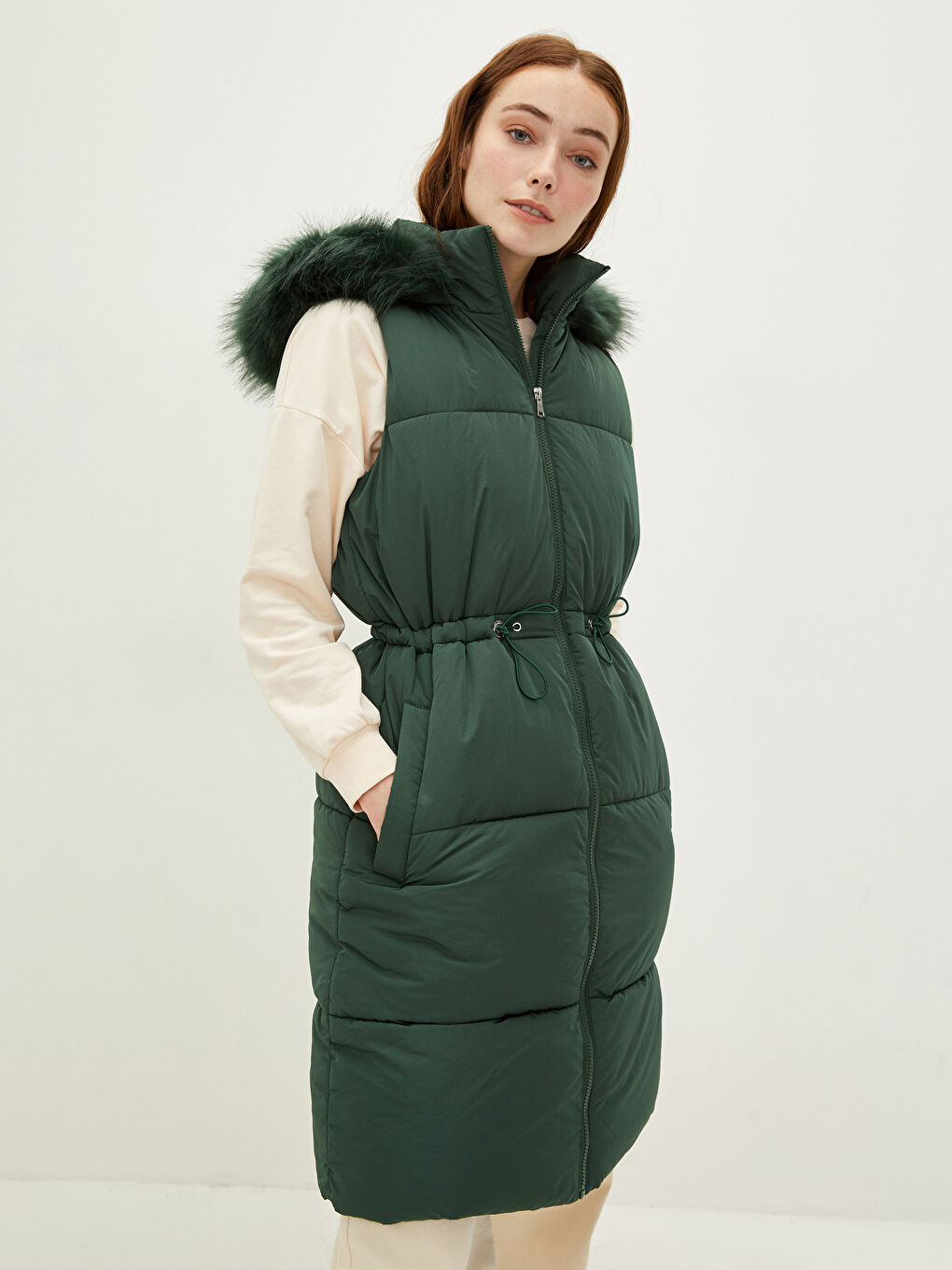 Әйелдерге арналған капюшонды жағалы стандартты пішім жеңсіз қалталы пуховик жилет