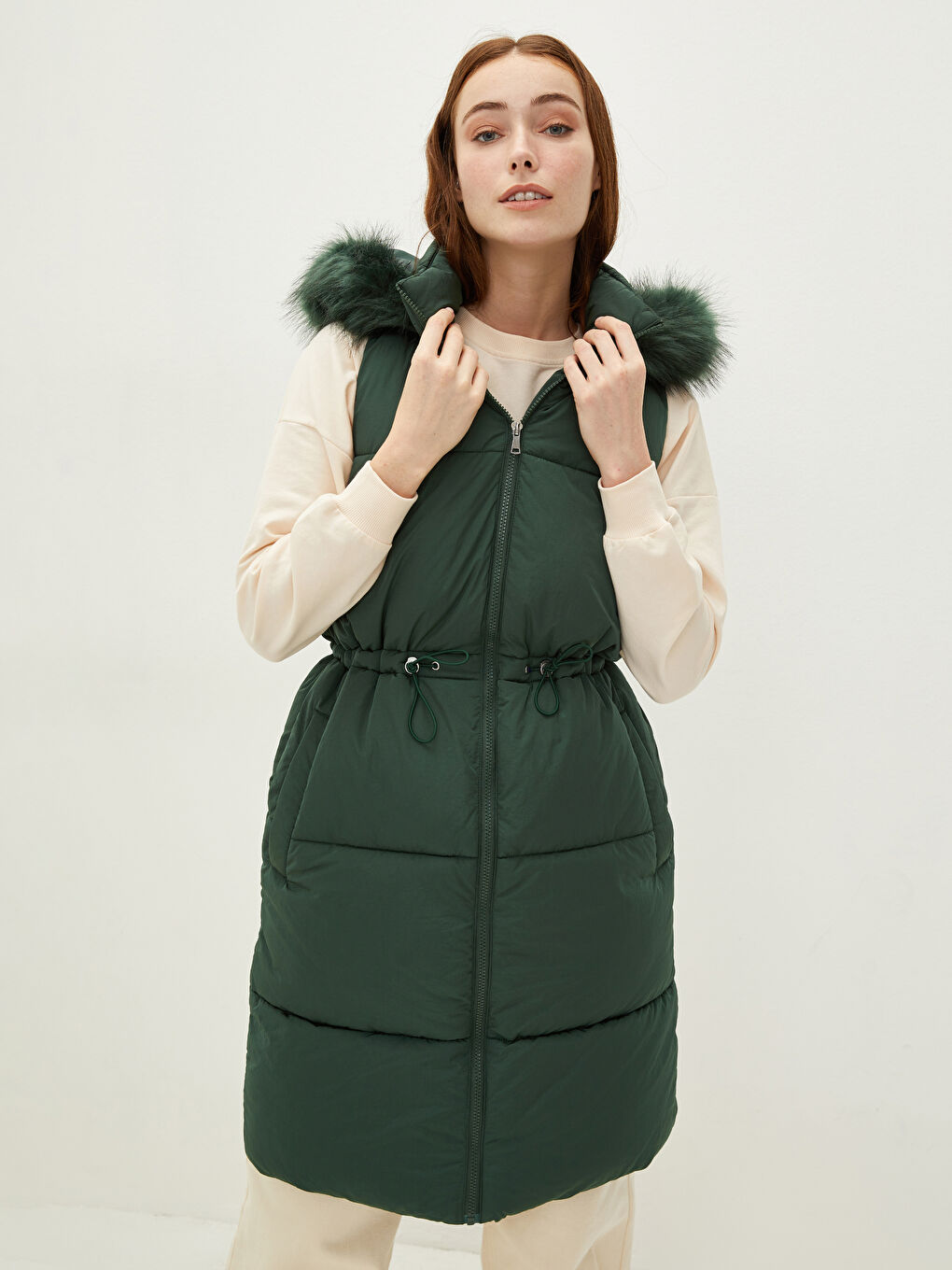 Әйелдерге арналған капюшонды жағалы стандартты пішім жеңсіз қалталы пуховик жилет-1