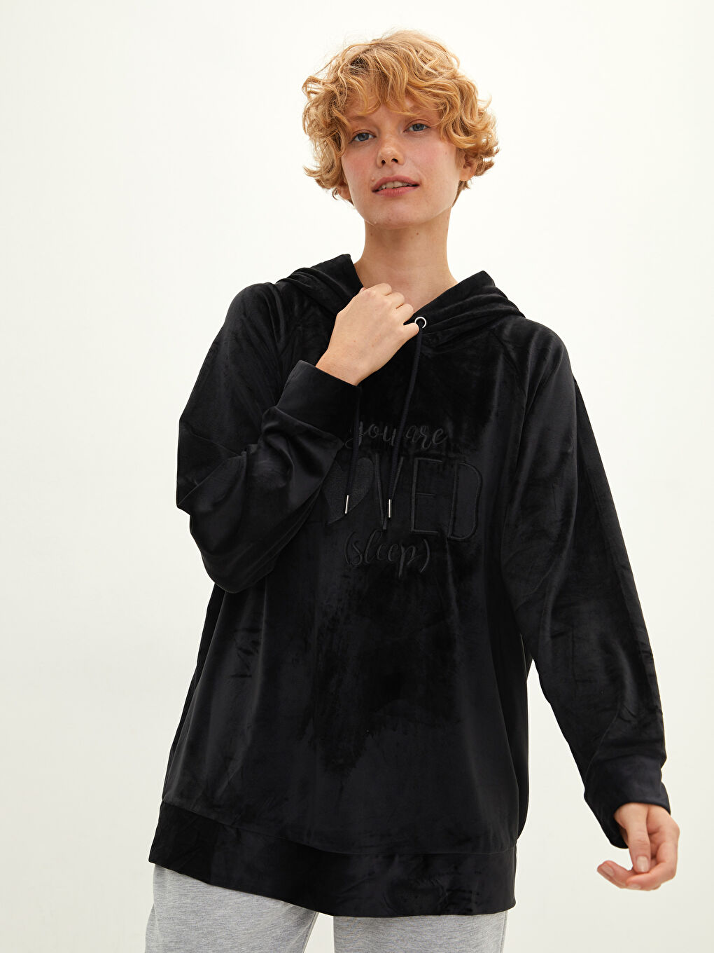 Siyah Kapüşonlu Nakışlı Uzun Kollu Kadife Kadın Pijama Üst