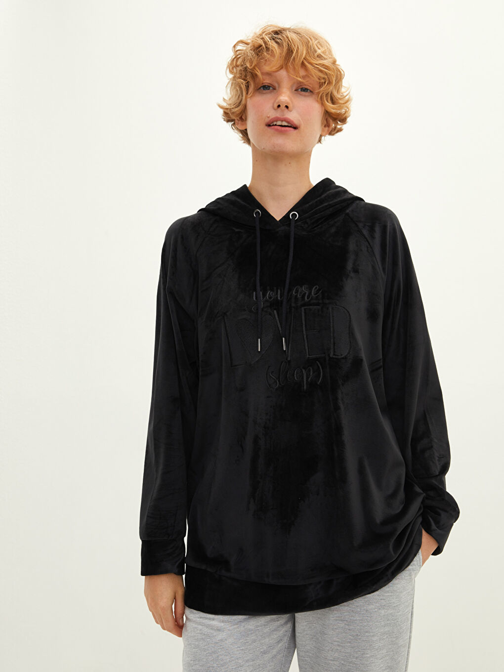 Siyah Kapüşonlu Nakışlı Uzun Kollu Kadife Kadın Pijama Üst-1