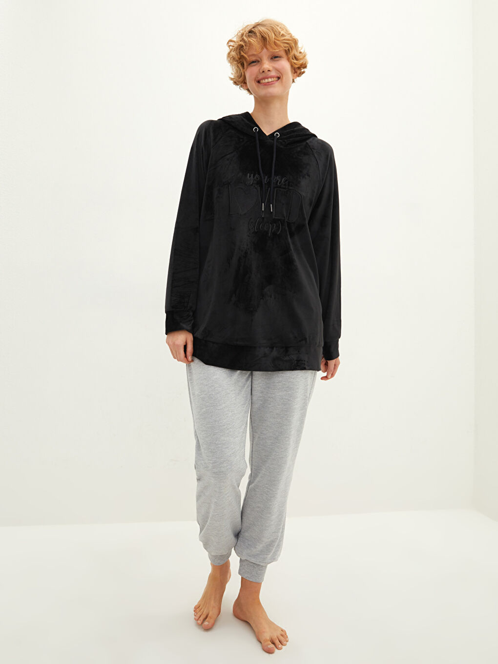 Siyah Kapüşonlu Nakışlı Uzun Kollu Kadife Kadın Pijama Üst-2