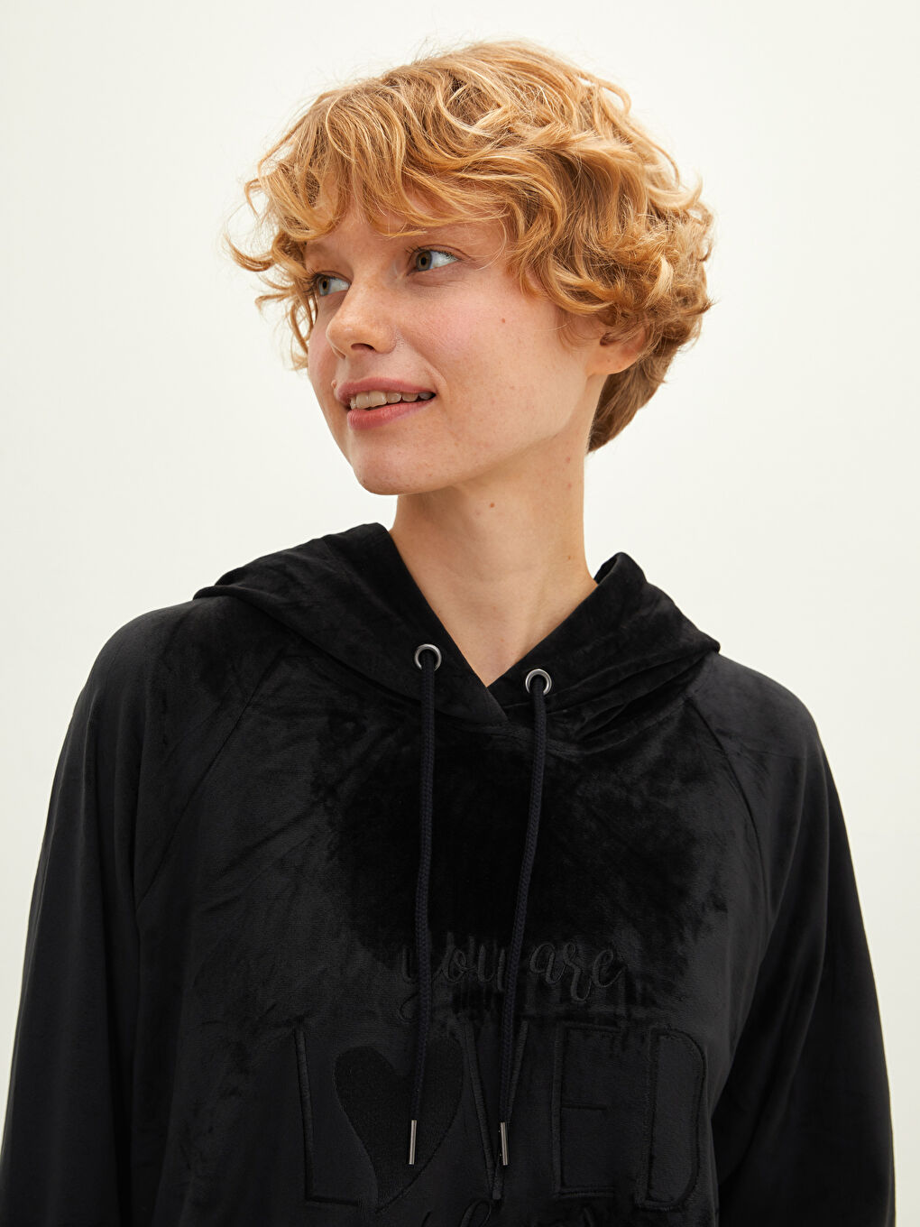 Siyah Kapüşonlu Nakışlı Uzun Kollu Kadife Kadın Pijama Üst-3