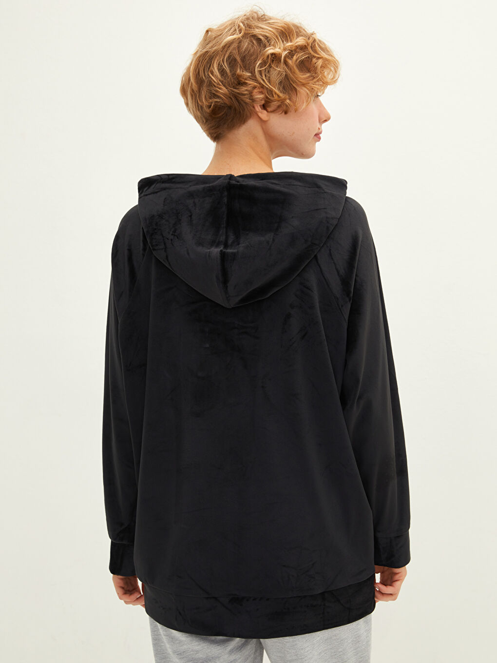 Siyah Kapüşonlu Nakışlı Uzun Kollu Kadife Kadın Pijama Üst-4