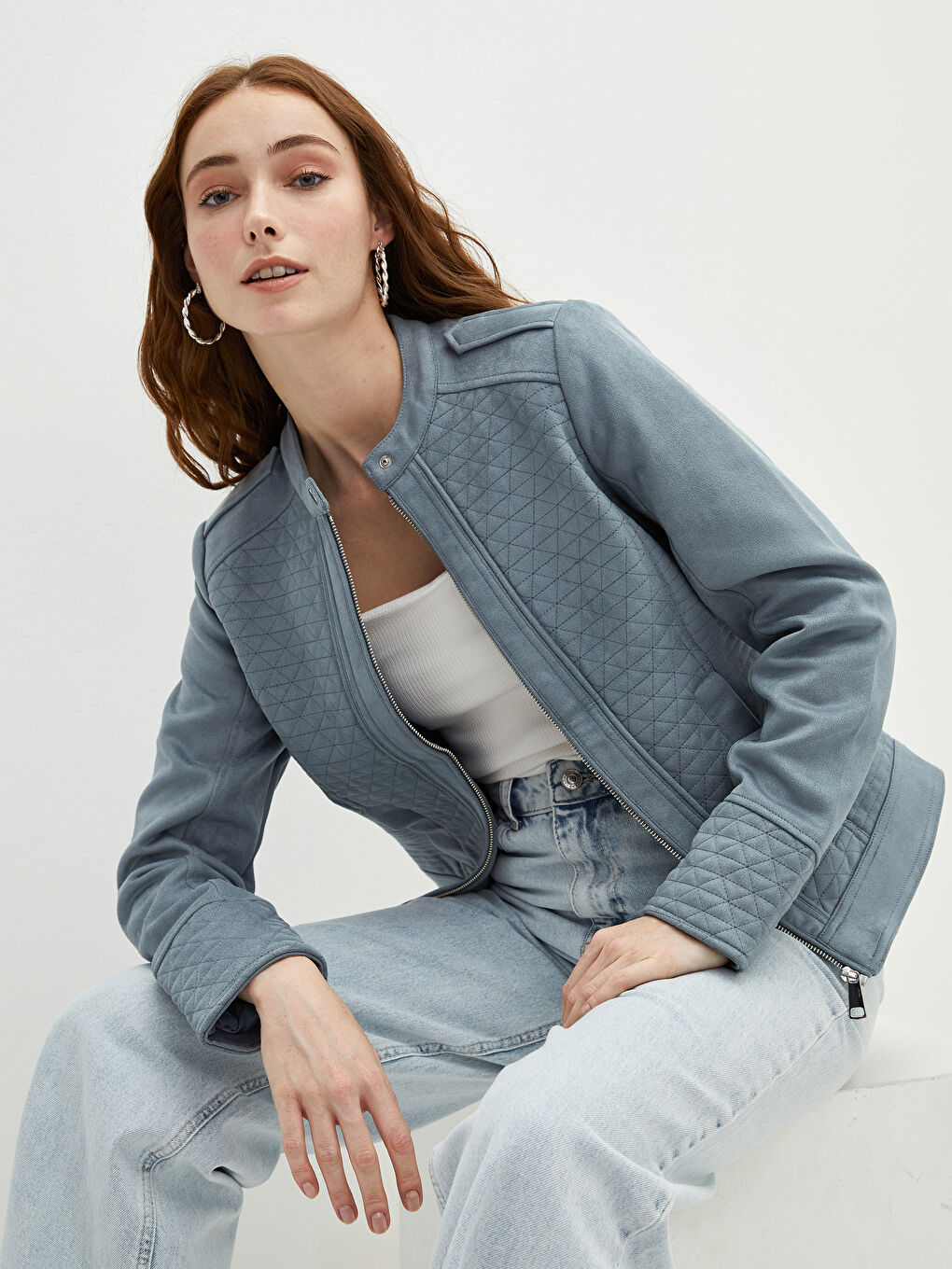 Palton din piele întoarsă cu guler rotund, mânecă lungă, croială dreaptă și detalii de buzunar pentru Femei