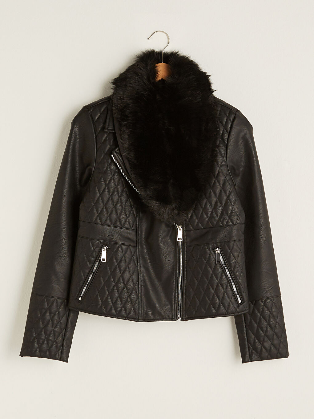 Siyah Gömlek Yaka Kapitone Desenli Kürk Detaylı Uzun Kollu İnce Kadın Deri Görünümlü Mont-6