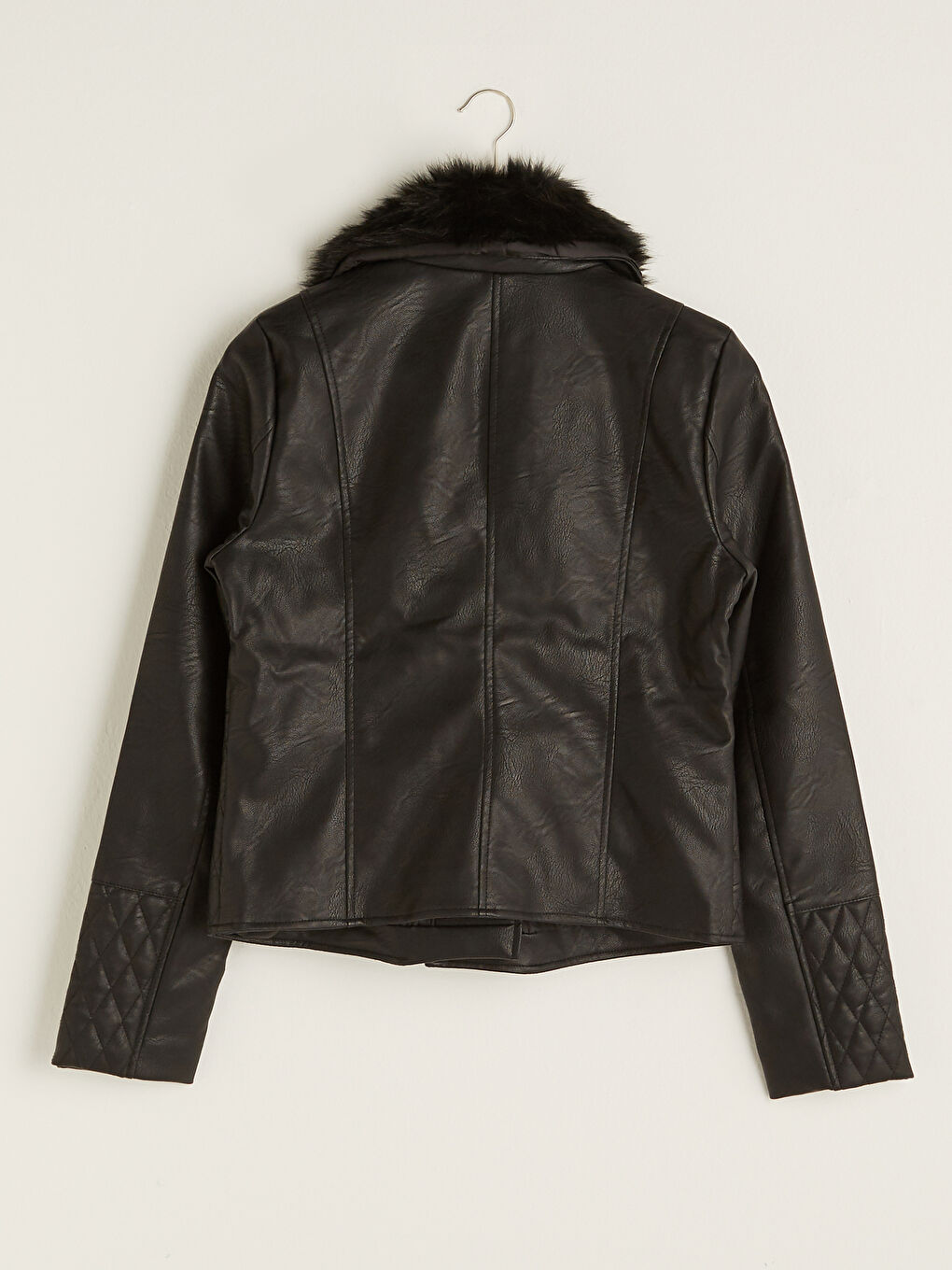 Siyah Gömlek Yaka Kapitone Desenli Kürk Detaylı Uzun Kollu İnce Kadın Deri Görünümlü Mont-7