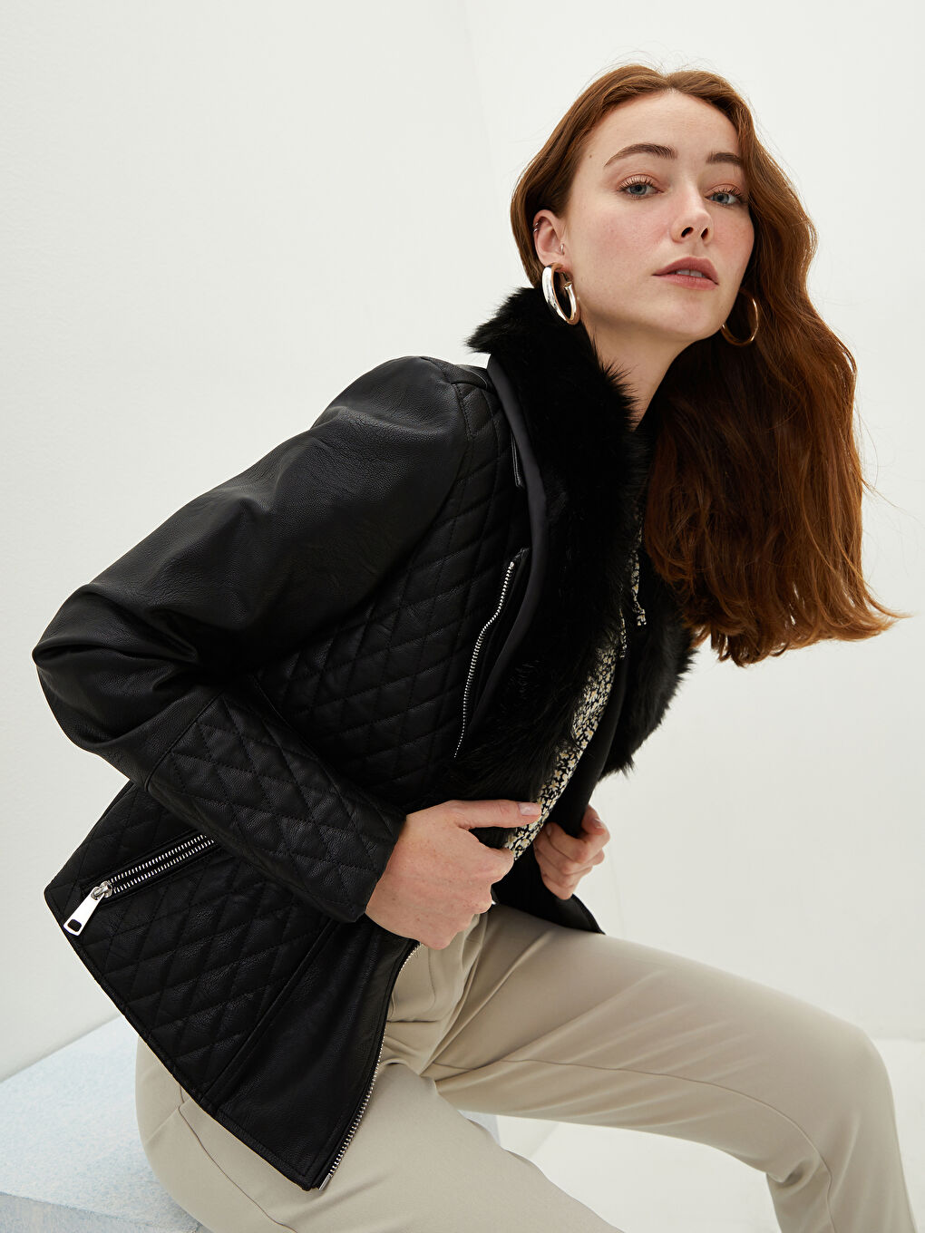 Siyah Gömlek Yaka Kapitone Desenli Kürk Detaylı Uzun Kollu İnce Kadın Deri Görünümlü Mont-2