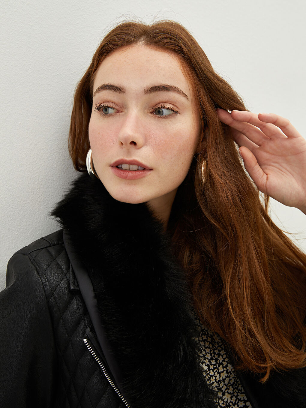 Siyah Gömlek Yaka Kapitone Desenli Kürk Detaylı Uzun Kollu İnce Kadın Deri Görünümlü Mont-4