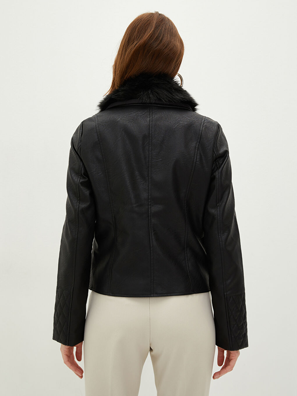 Siyah Gömlek Yaka Kapitone Desenli Kürk Detaylı Uzun Kollu İnce Kadın Deri Görünümlü Mont-5