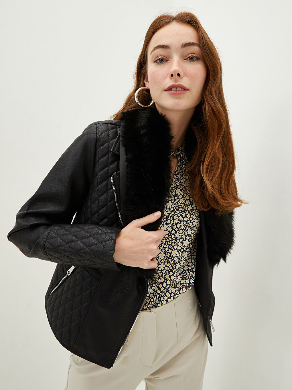 Siyah Gömlek Yaka Kapitone Desenli Kürk Detaylı Uzun Kollu İnce Kadın Deri Görünümlü Mont