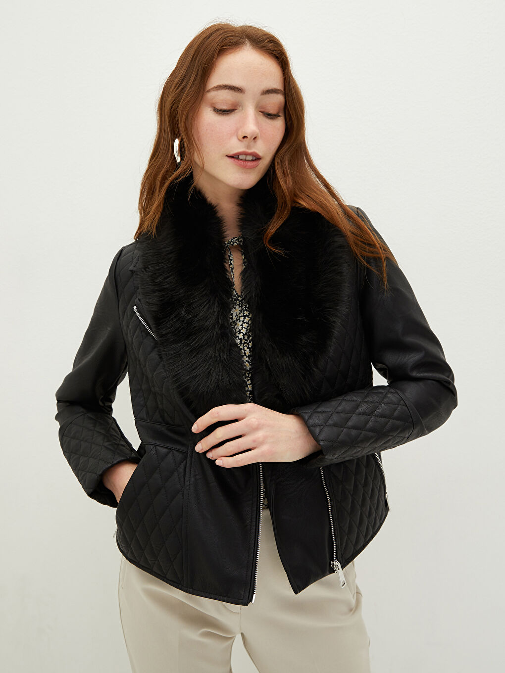 Siyah Gömlek Yaka Kapitone Desenli Kürk Detaylı Uzun Kollu İnce Kadın Deri Görünümlü Mont-1