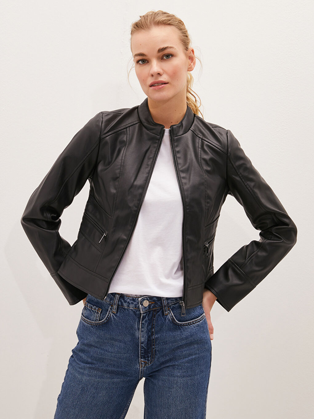 Siyah Dik Yaka Fermuarlı Cep Detaylı Uzun Kollu Deri Görünümlü İnce Kadın Mont