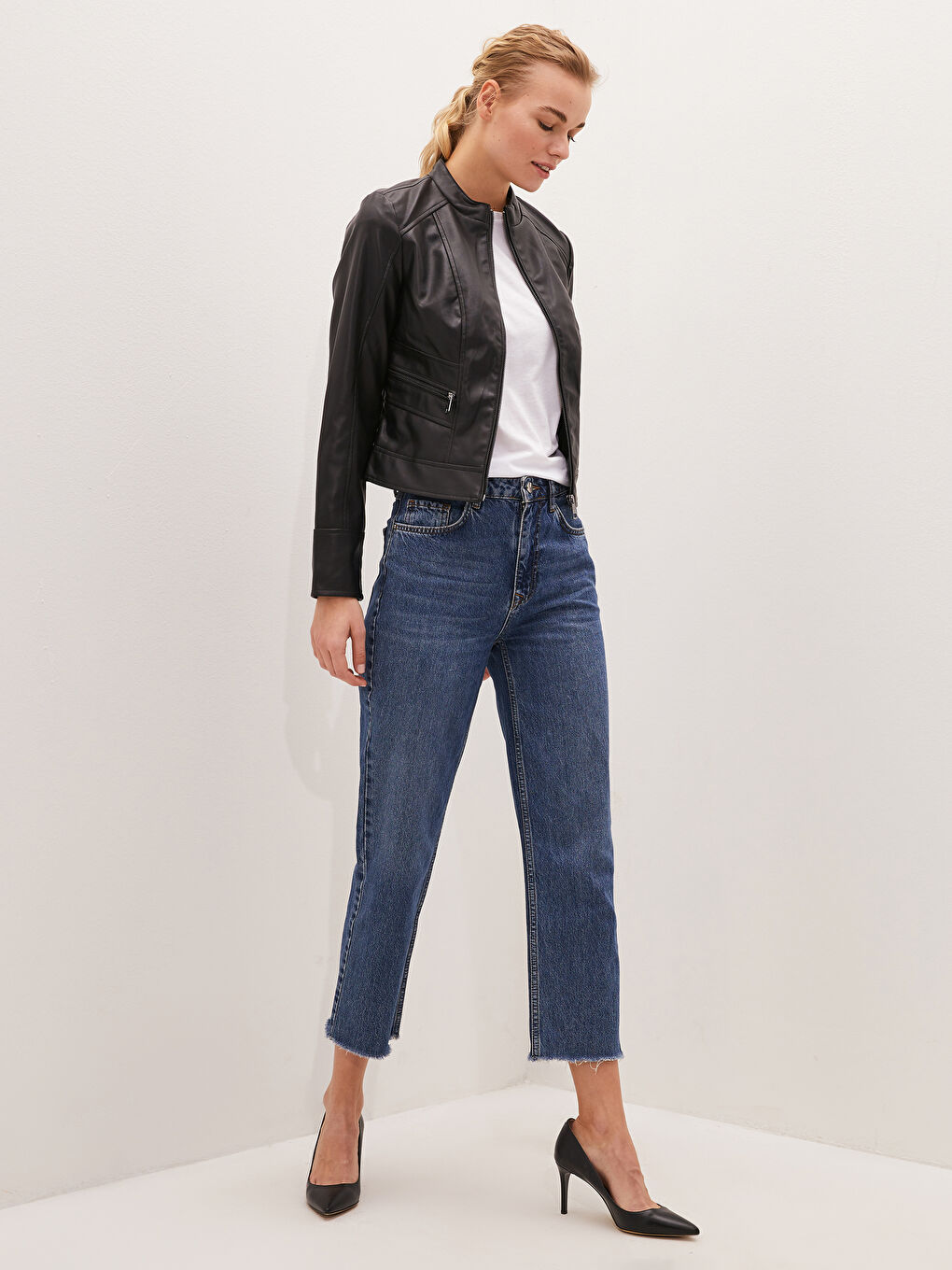 Siyah Dik Yaka Fermuarlı Cep Detaylı Uzun Kollu Deri Görünümlü İnce Kadın Mont-3