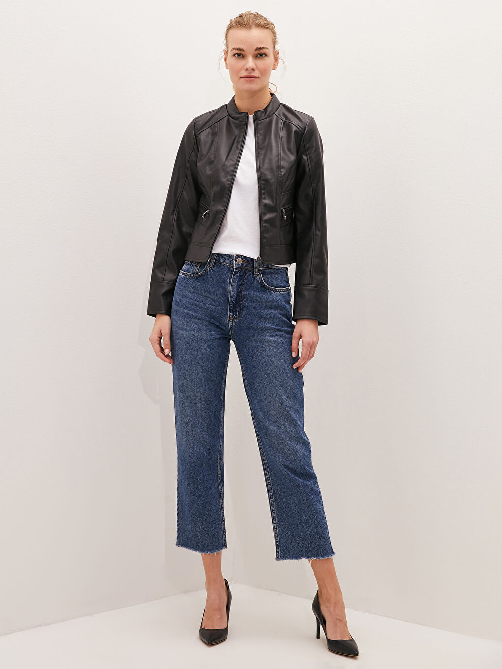 Siyah Dik Yaka Fermuarlı Cep Detaylı Uzun Kollu Deri Görünümlü İnce Kadın Mont-4