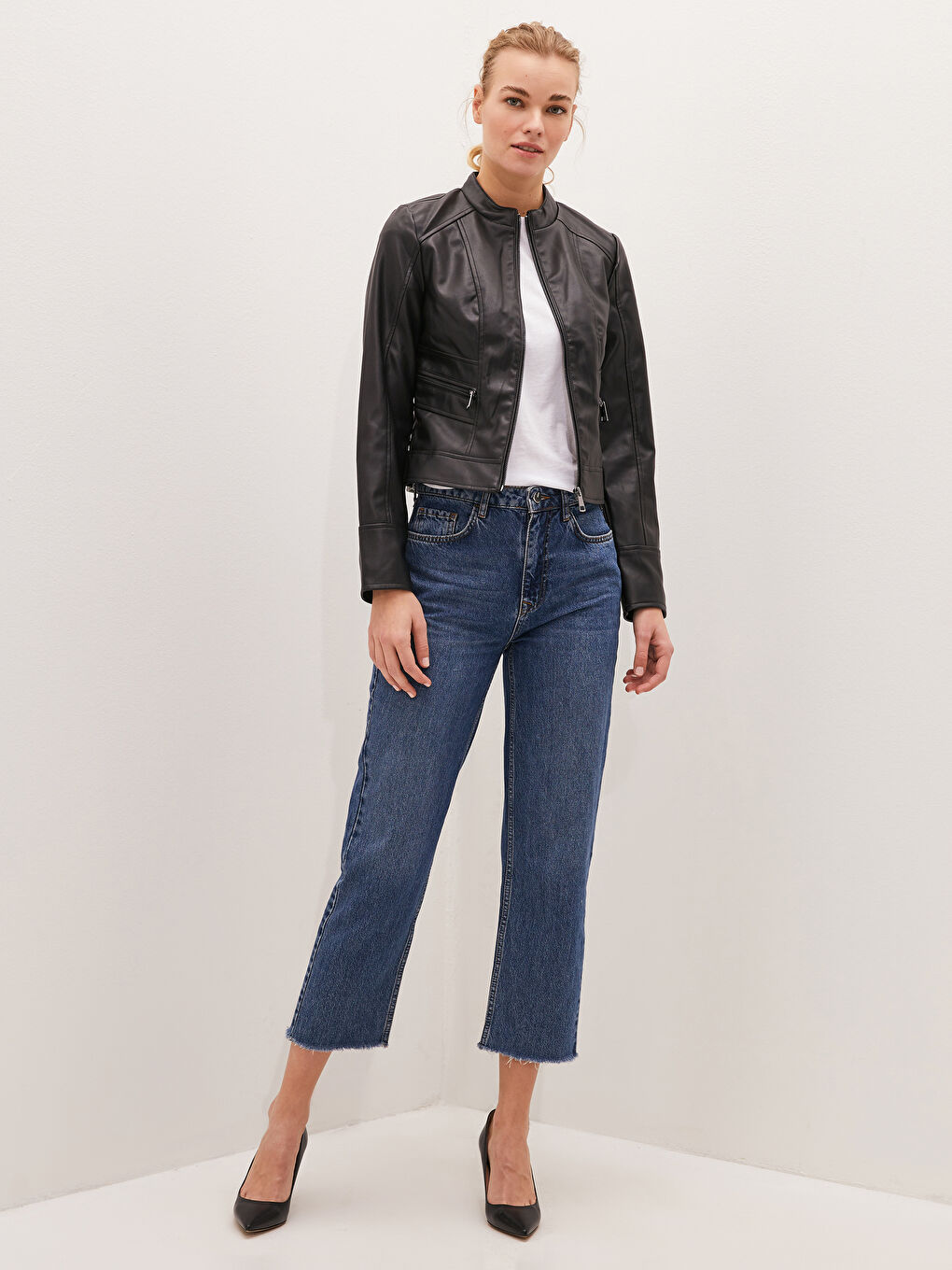 Siyah Dik Yaka Fermuarlı Cep Detaylı Uzun Kollu Deri Görünümlü İnce Kadın Mont-5