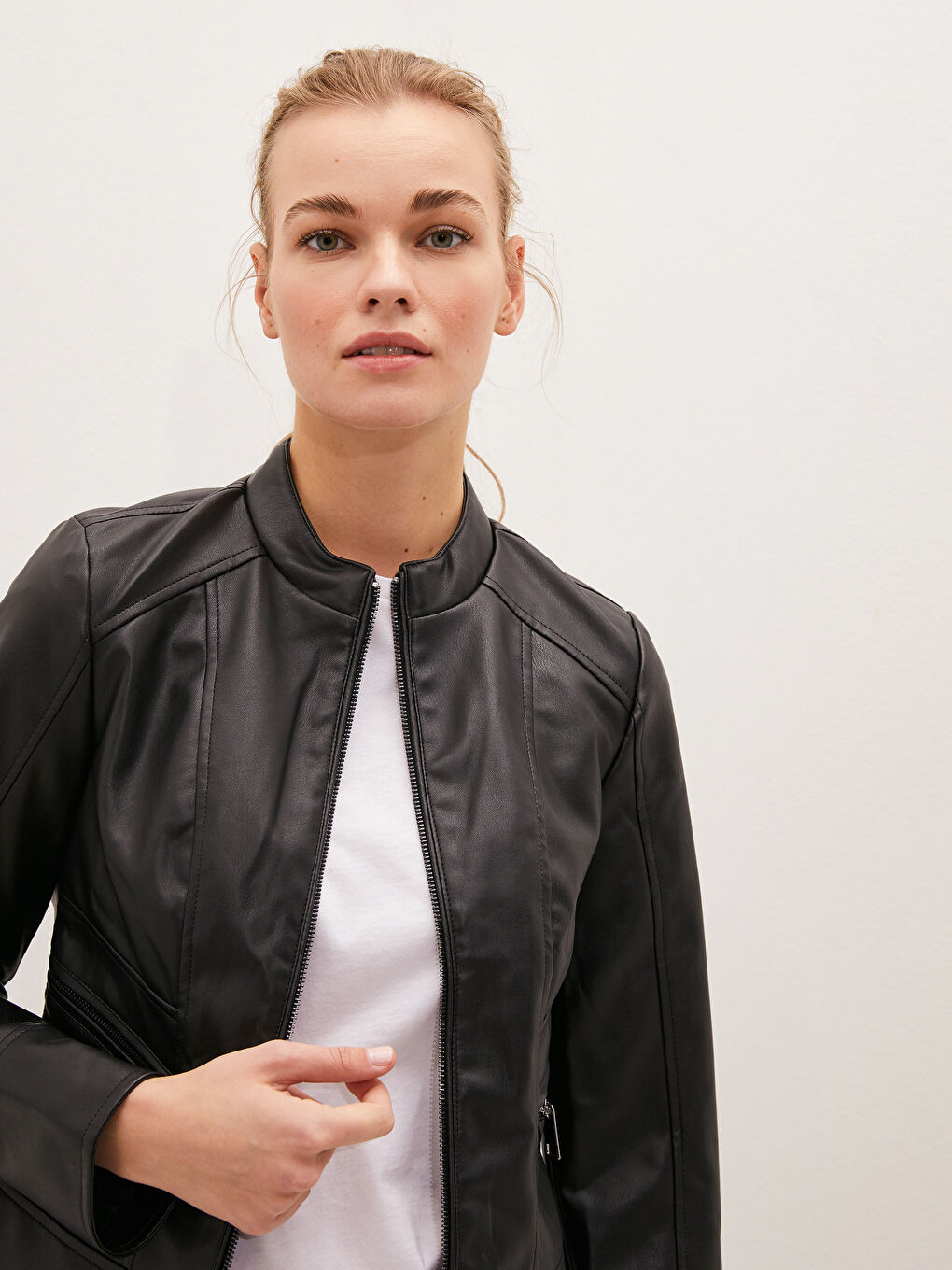 Siyah Dik Yaka Fermuarlı Cep Detaylı Uzun Kollu Deri Görünümlü İnce Kadın Mont-6