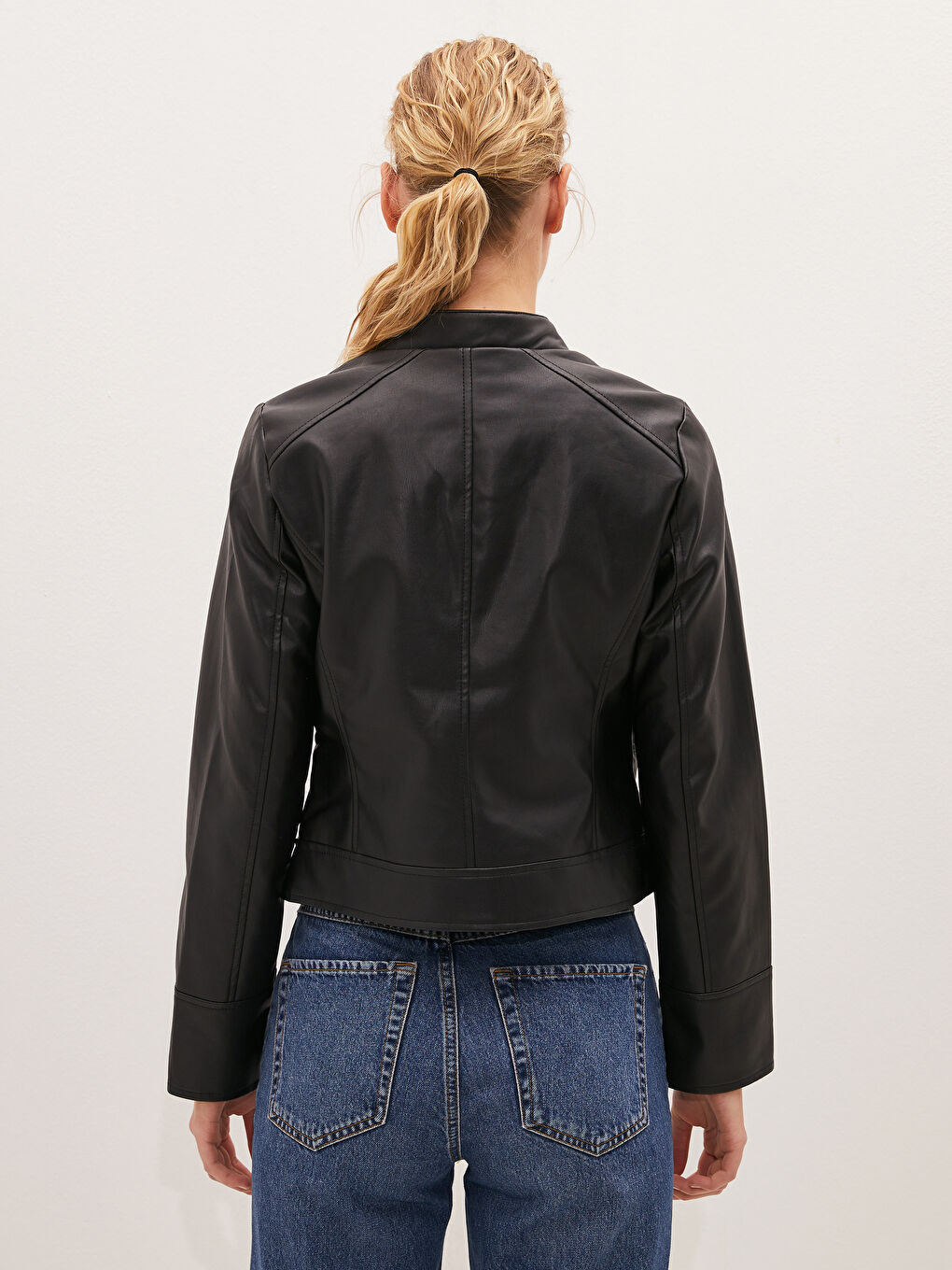 Siyah Dik Yaka Fermuarlı Cep Detaylı Uzun Kollu Deri Görünümlü İnce Kadın Mont-7