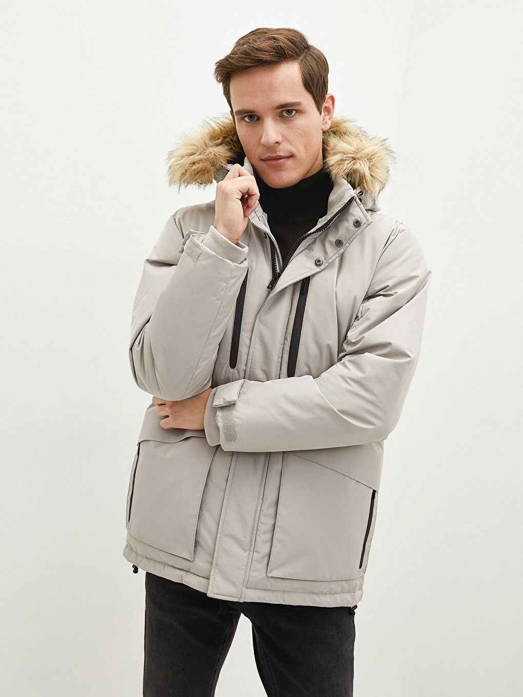 Schlank Geschnittener Dicker Herrenmantel mit Fellkapuze-1