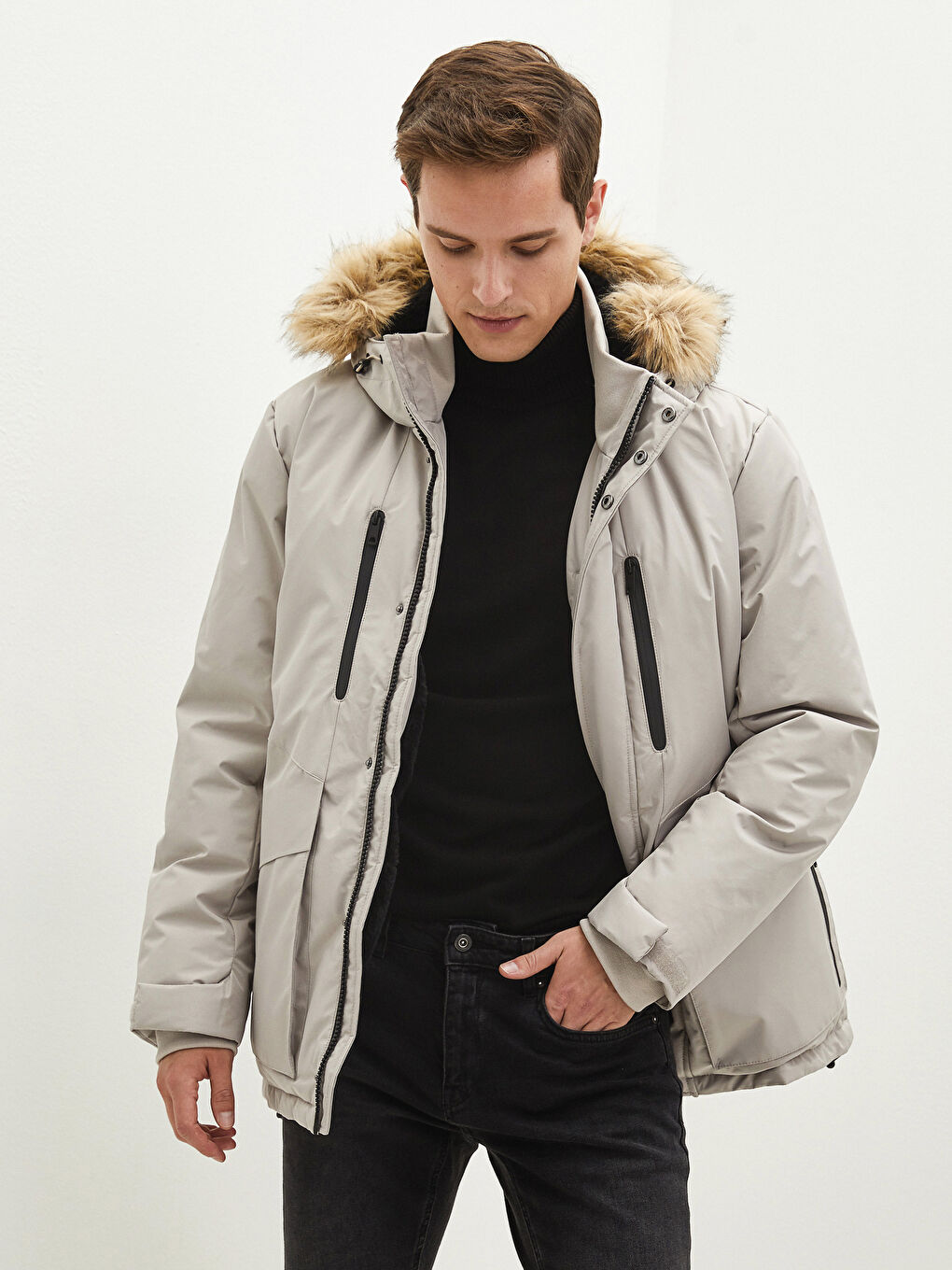 Schlank Geschnittener Dicker Herrenmantel mit Fellkapuze-3