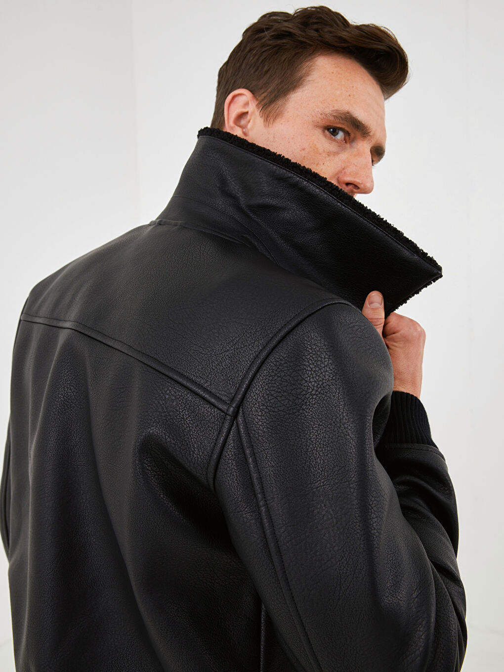 Siyah Slim Fit Pilot Yaka Erkek Deri Görünümlü Mont