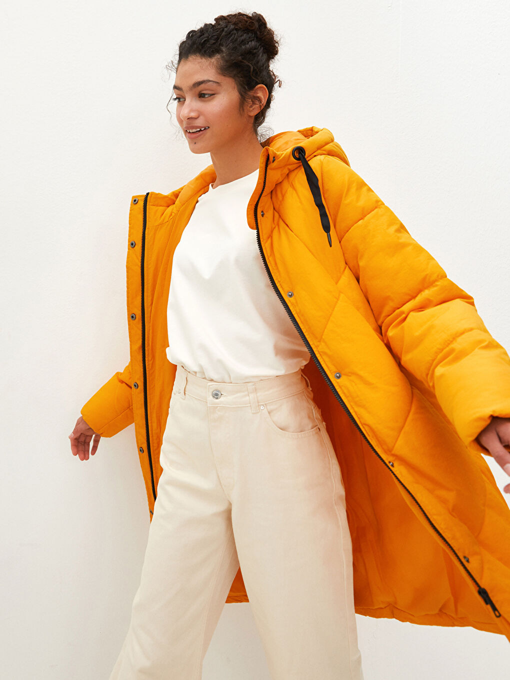 Әйелдерге арналған капюшонды өрнексіз қалталы ұзын жең қалың пуховик пальто-2