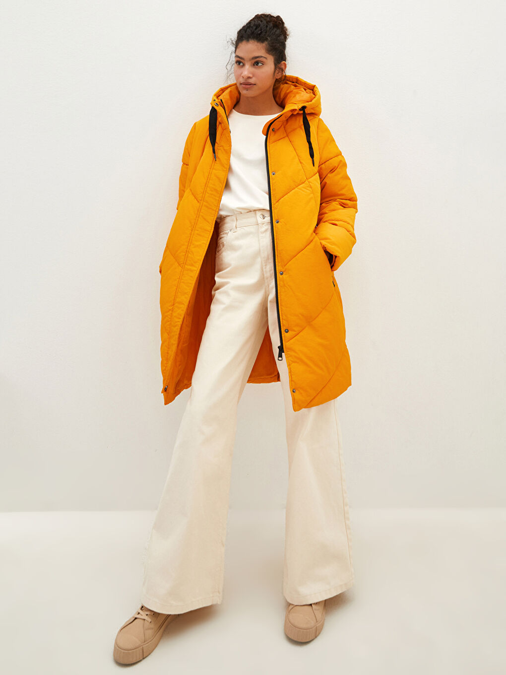 Әйелдерге арналған капюшонды өрнексіз қалталы ұзын жең қалың пуховик пальто-3