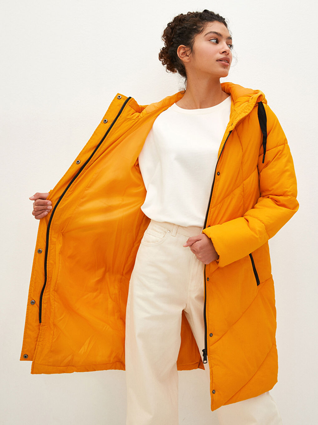 Әйелдерге арналған капюшонды өрнексіз қалталы ұзын жең қалың пуховик пальто-4