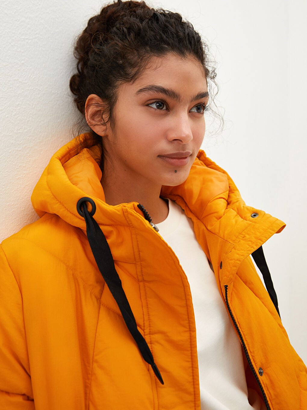 Әйелдерге арналған капюшонды өрнексіз қалталы ұзын жең қалың пуховик пальто-5