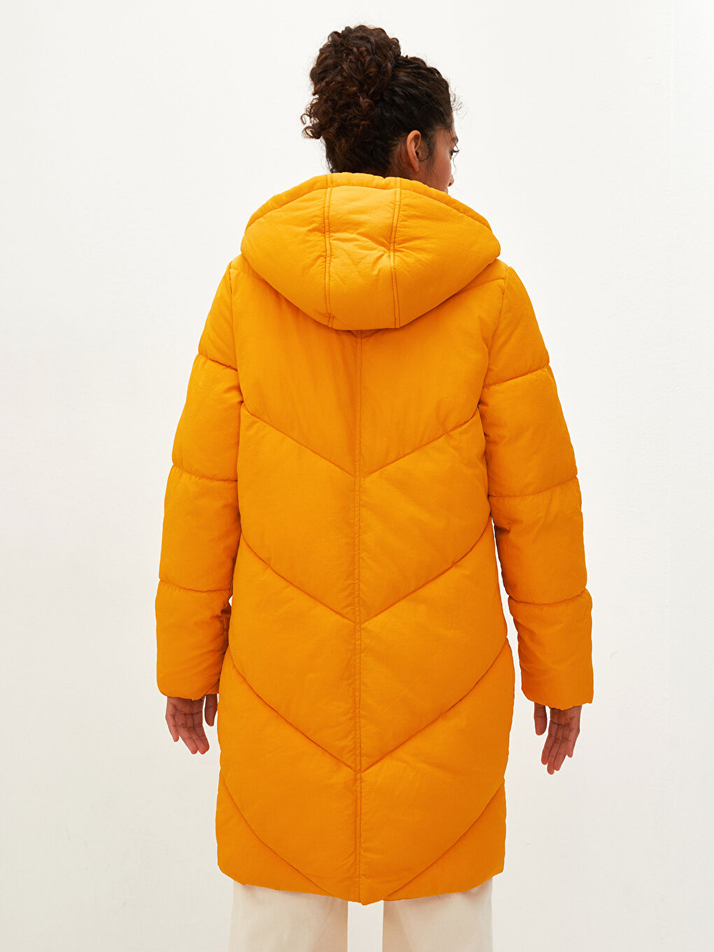 Әйелдерге арналған капюшонды өрнексіз қалталы ұзын жең қалың пуховик пальто-6