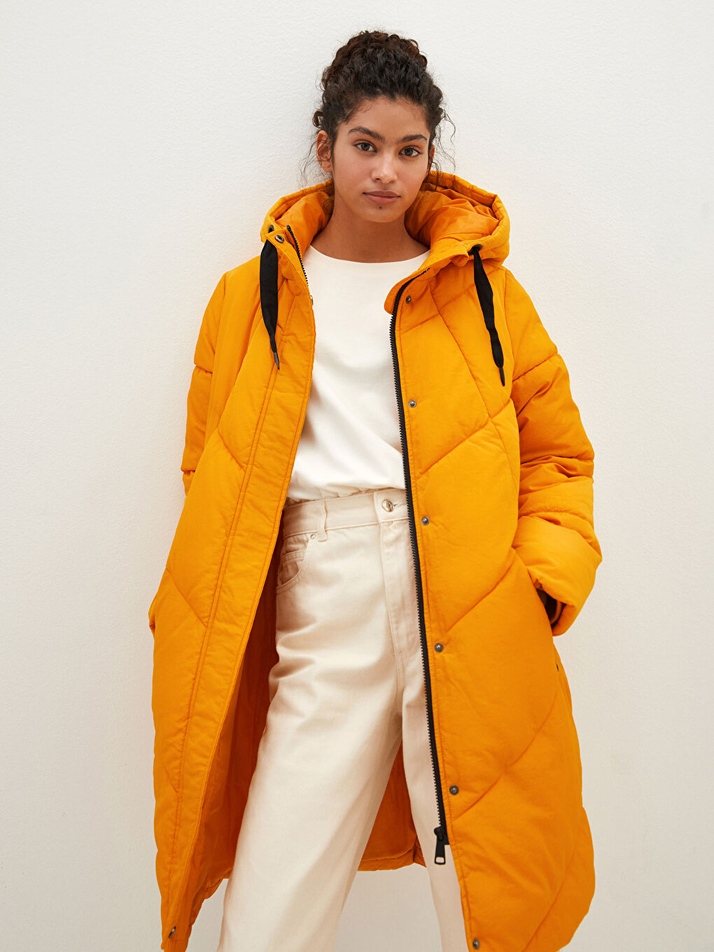 Әйелдерге арналған капюшонды өрнексіз қалталы ұзын жең қалың пуховик пальто-1