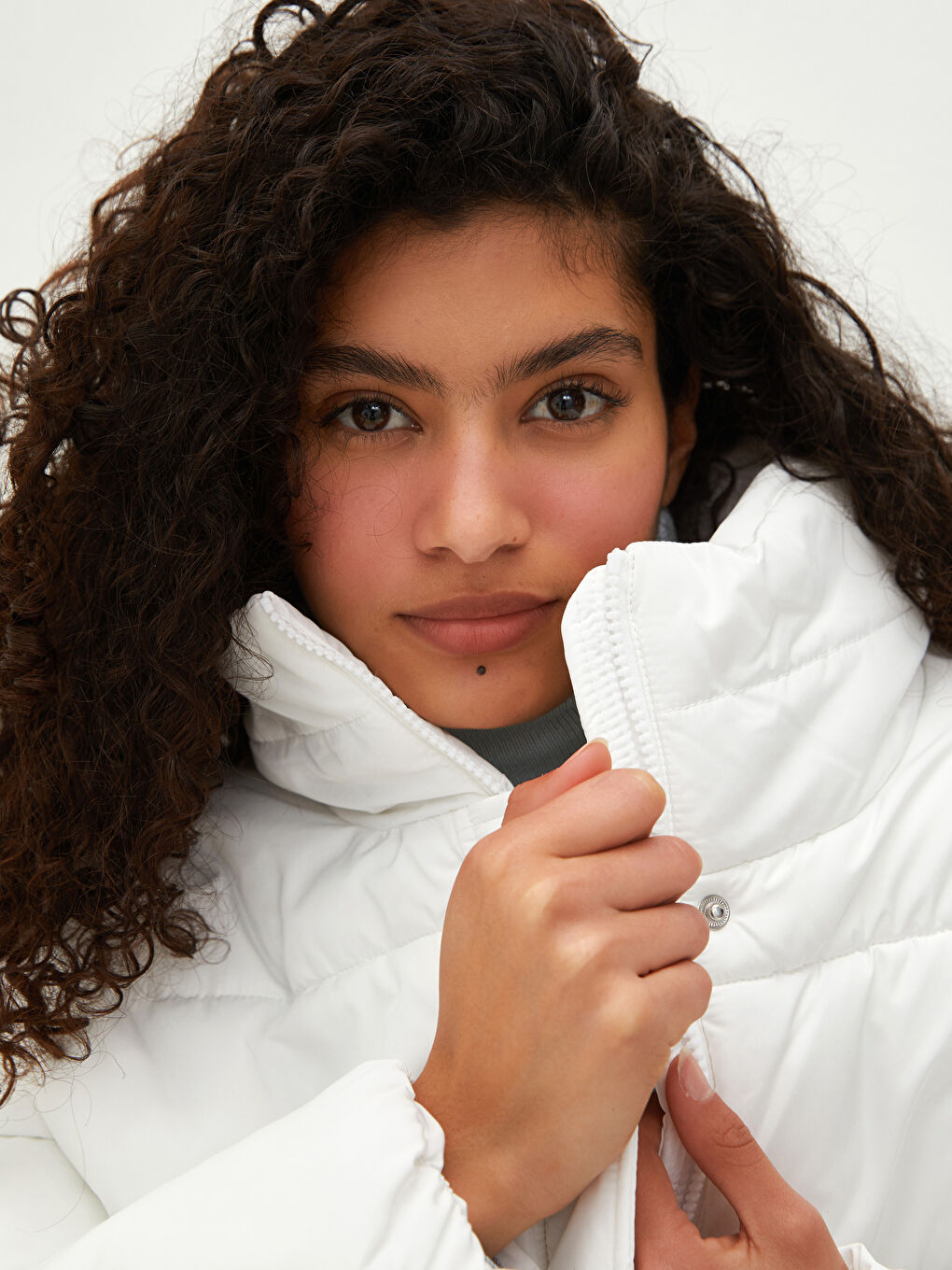 Geacă de Puf pentru Femei cu Guler Ridicat, Croială Dreaptă, Buzunare și Mâneci Lungi-10