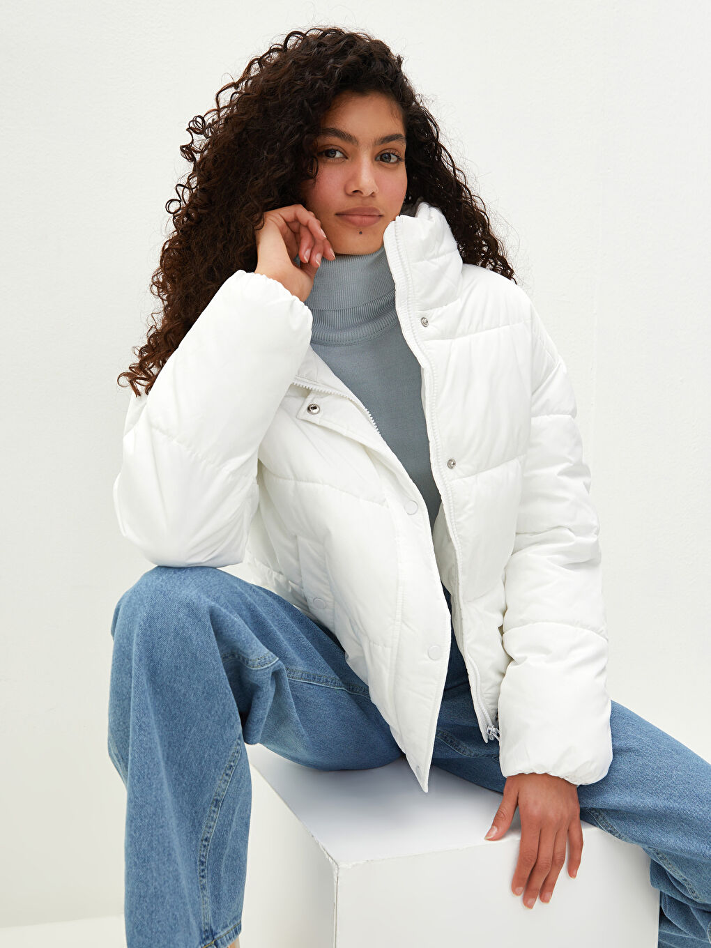 Geacă de Puf pentru Femei cu Guler Ridicat, Croială Dreaptă, Buzunare și Mâneci Lungi-1