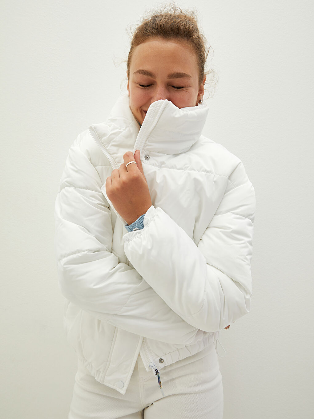 Geacă de Puf pentru Femei cu Guler Ridicat, Croială Dreaptă, Buzunare și Mâneci Lungi-3