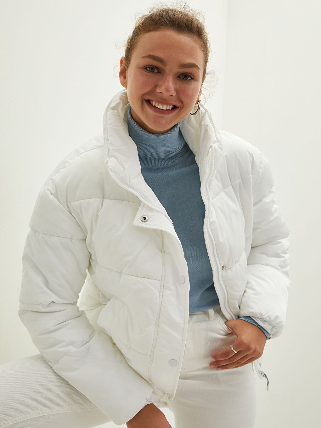 Geacă de Puf pentru Femei cu Guler Ridicat, Croială Dreaptă, Buzunare și Mâneci Lungi