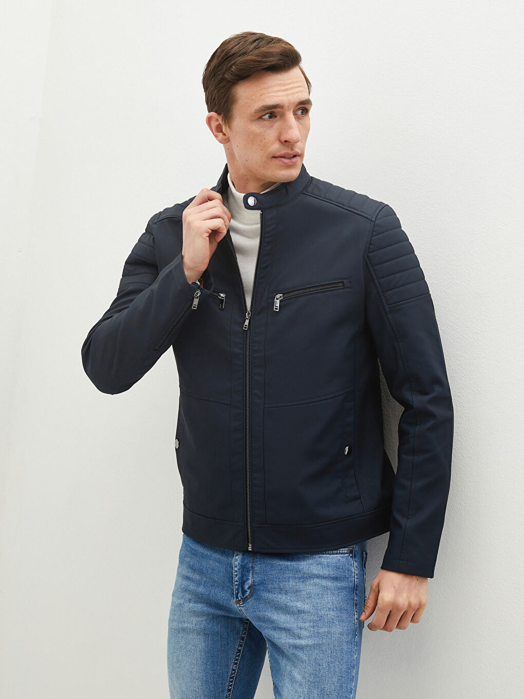 Пальто из искусственной кожи мужское приталенного кроя с байкерским воротником