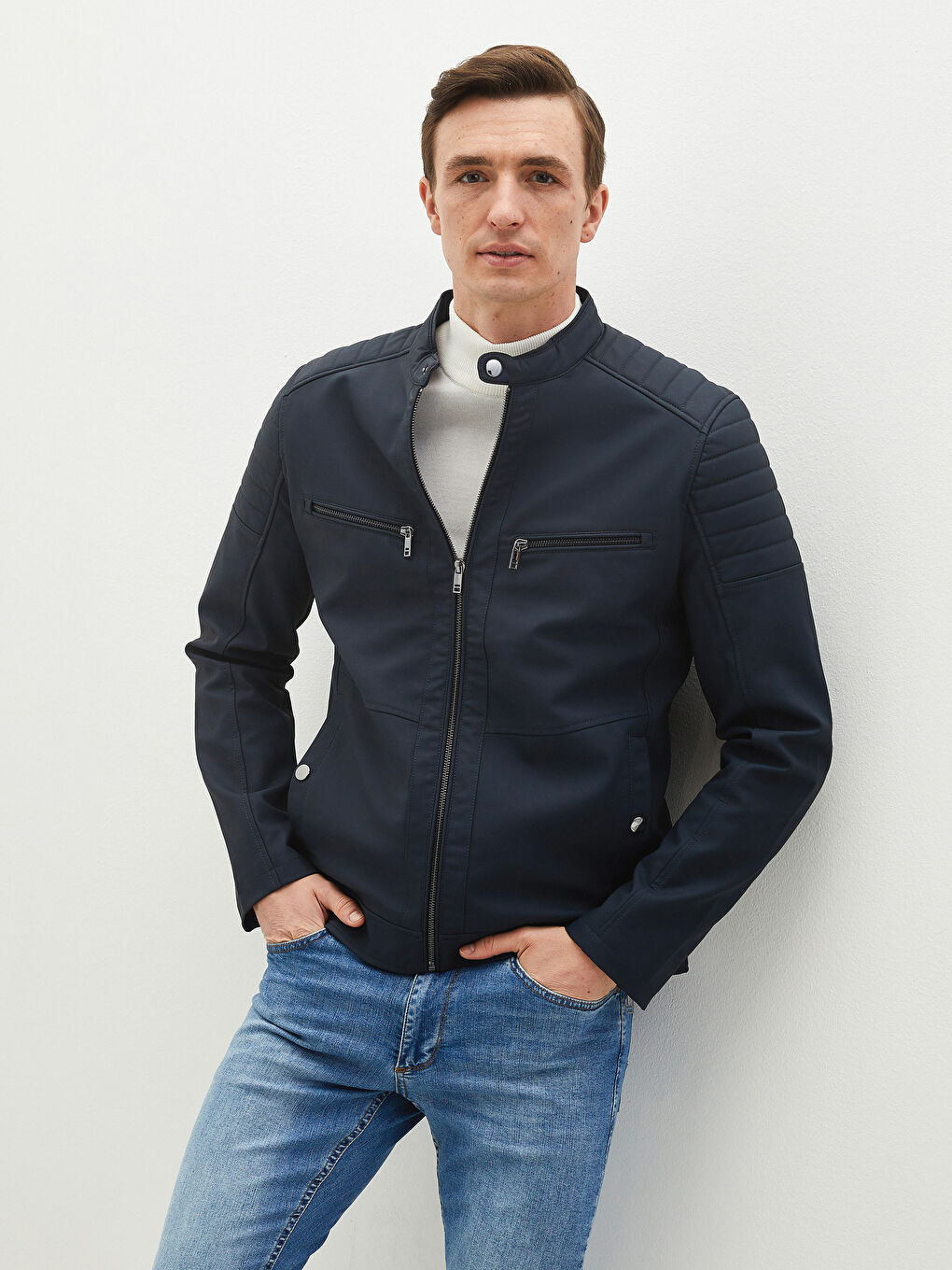 Пальто из искусственной кожи мужское приталенного кроя с байкерским воротником-2